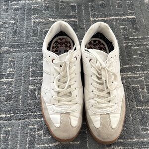 White Sneakers with Retro Design and Suede Accents